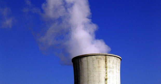 Atomkühlturm vor blauem Himmel