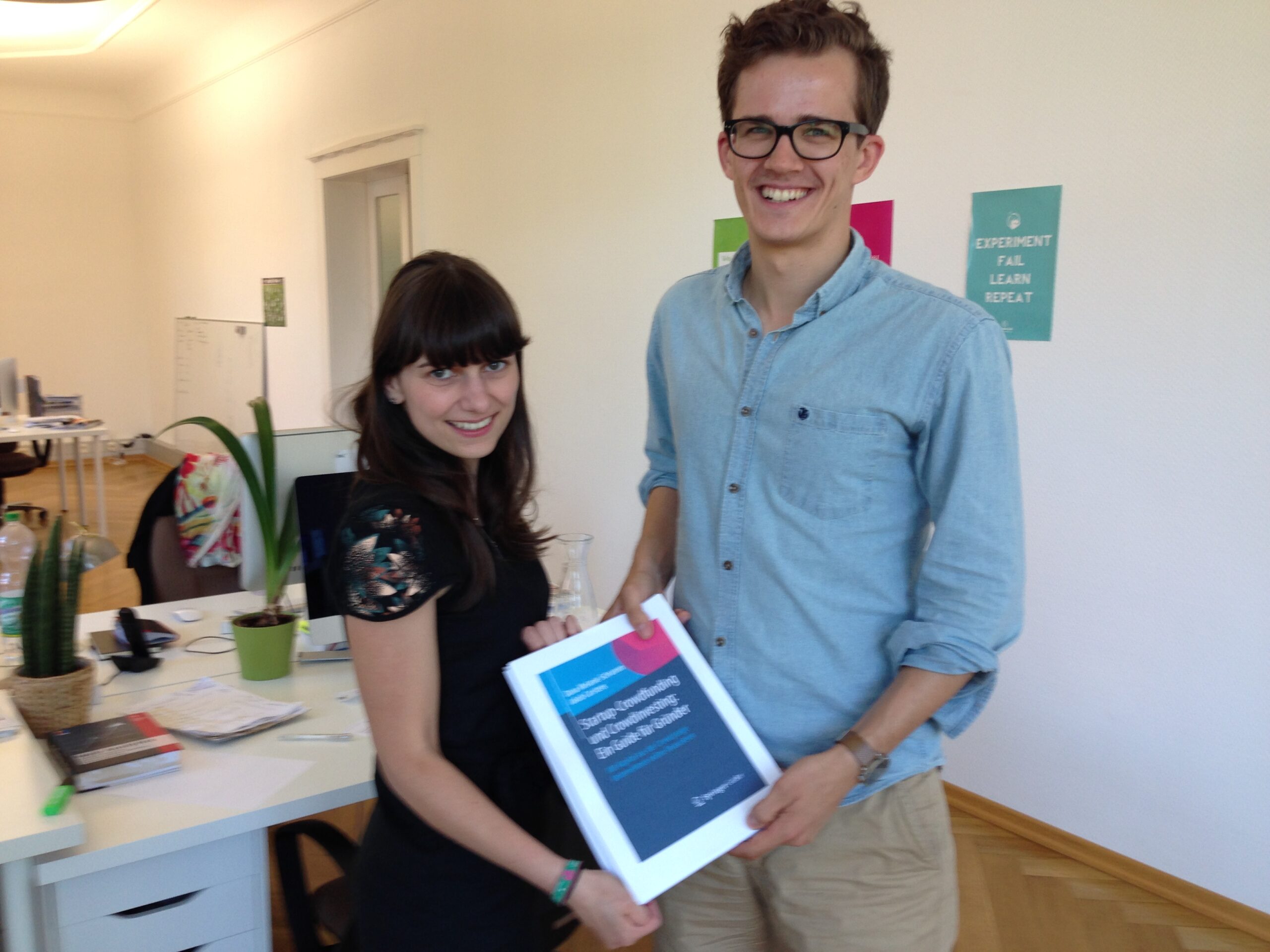Crowdfundingbuch – die Autoren Dana Melanie Schramm und Jakob Carstens