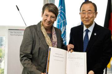 Bundesumweltministerin Barbara Hendricks überreicht UN-Generalsekretär Ban Ki-Moon die deutsche Ratifikationsurkunde zum Pariser Klimaschutzabkommen. Copyright: BMUB/Michael Gottschalk