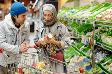 Frau und Mann stehen am Einkaufswagen
