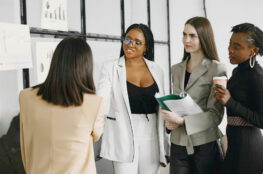 Frauen in Führungspositionen in einer Diskussion