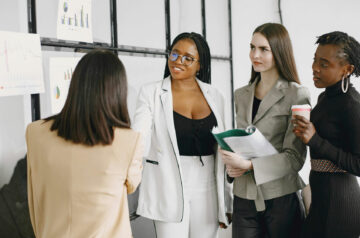 Frauen in Führungspositionen in einer Diskussion