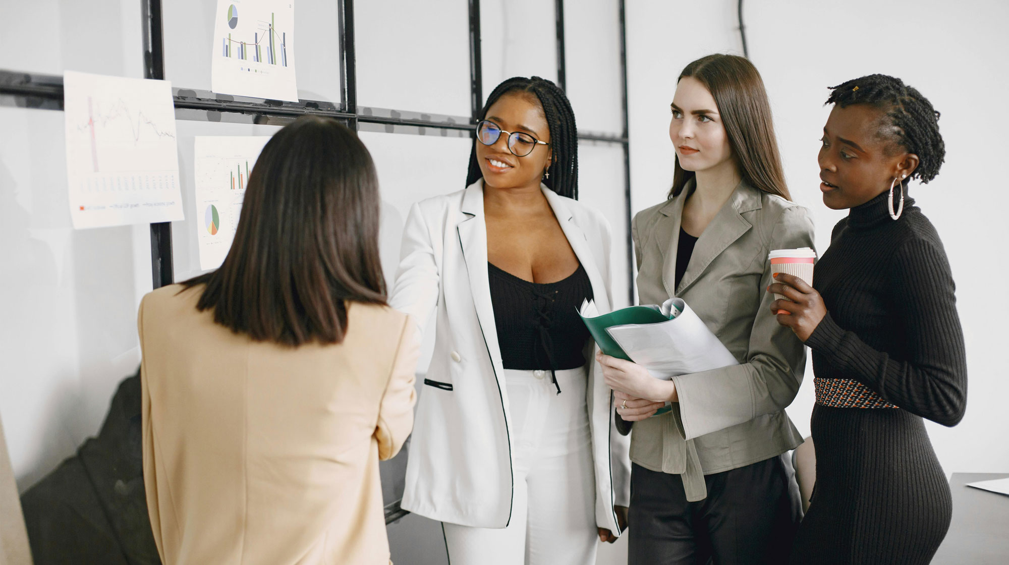 Frauen in Führungspositionen in einer Diskussion